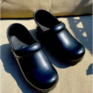 Dansko closed back clogs/shoes - like new - size 38 (size 8)